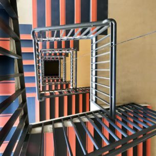 AISLAMIENTO ACÚSTICO DE ESCALERA EN COLEGIO