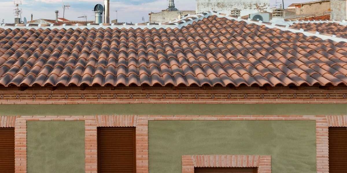 Aislamiento en clima continental Aislamiento en clima continental: tejados de teja en un pueblo de Castilla-La Mancha