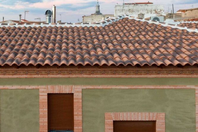 Aislamiento en clima continental: tejados de teja en un pueblo de Castilla-La Mancha